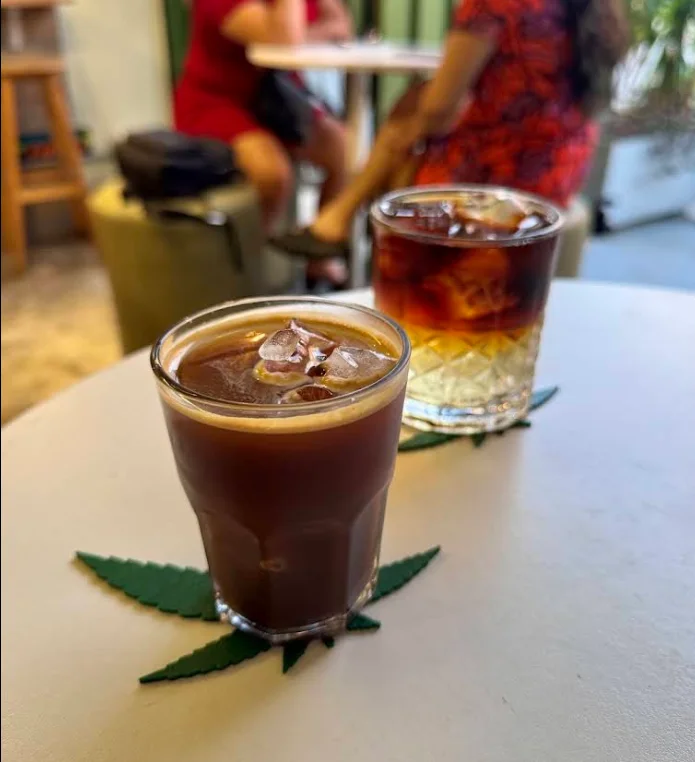 Imagen referencial de cafés fríos de la barra